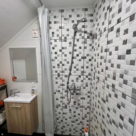Проживание в семье Anchor House Камара-де-Лобуш